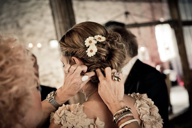 Coiffures de mariage à domicile : brillez sans stress le jour J