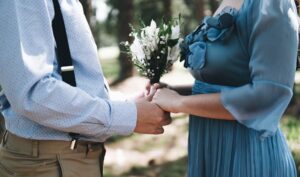 Styliser une tenue de mariage chic