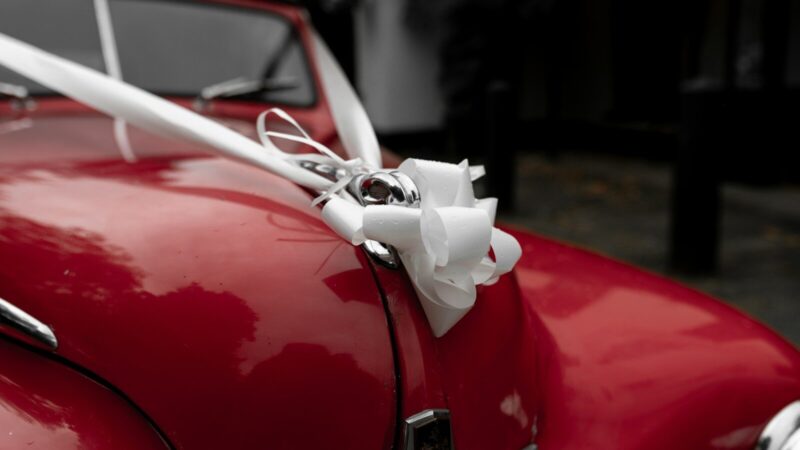 Décoration de voiture de mariage : fleurs, rubans ou minimalisme, quelle tendance choisir ?