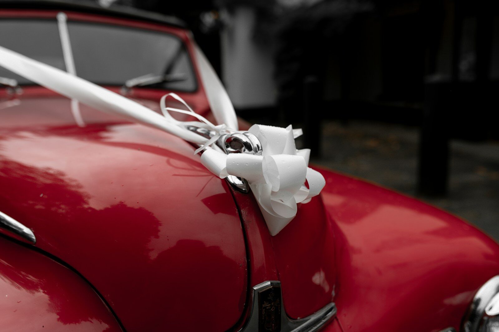 Décoration de voiture de mariage : fleurs, rubans ou minimalisme, quelle tendance choisir ?