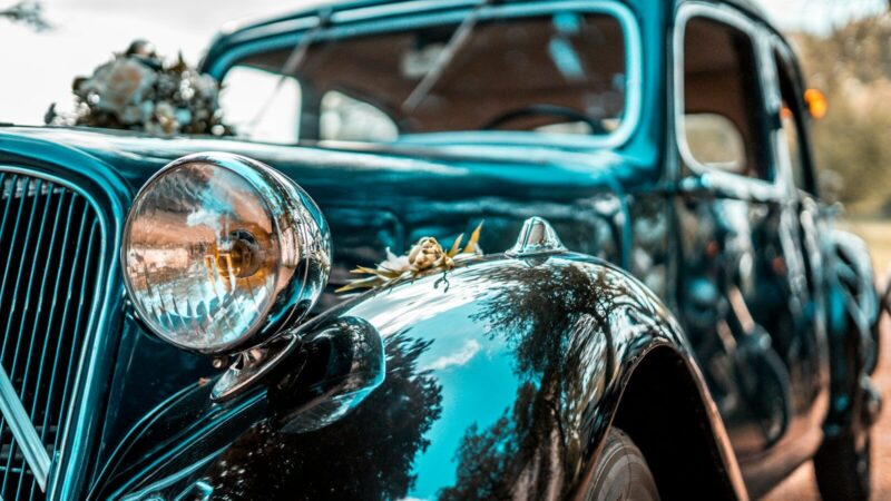 Voiture ancienne pour un mariage : charme, contraintes et conseils