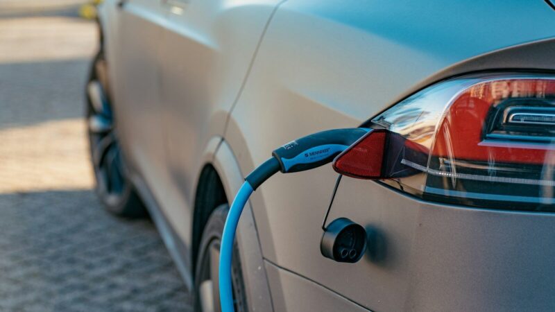 Choisir entre voiture électrique ou hybride pour un mariage écoresponsable