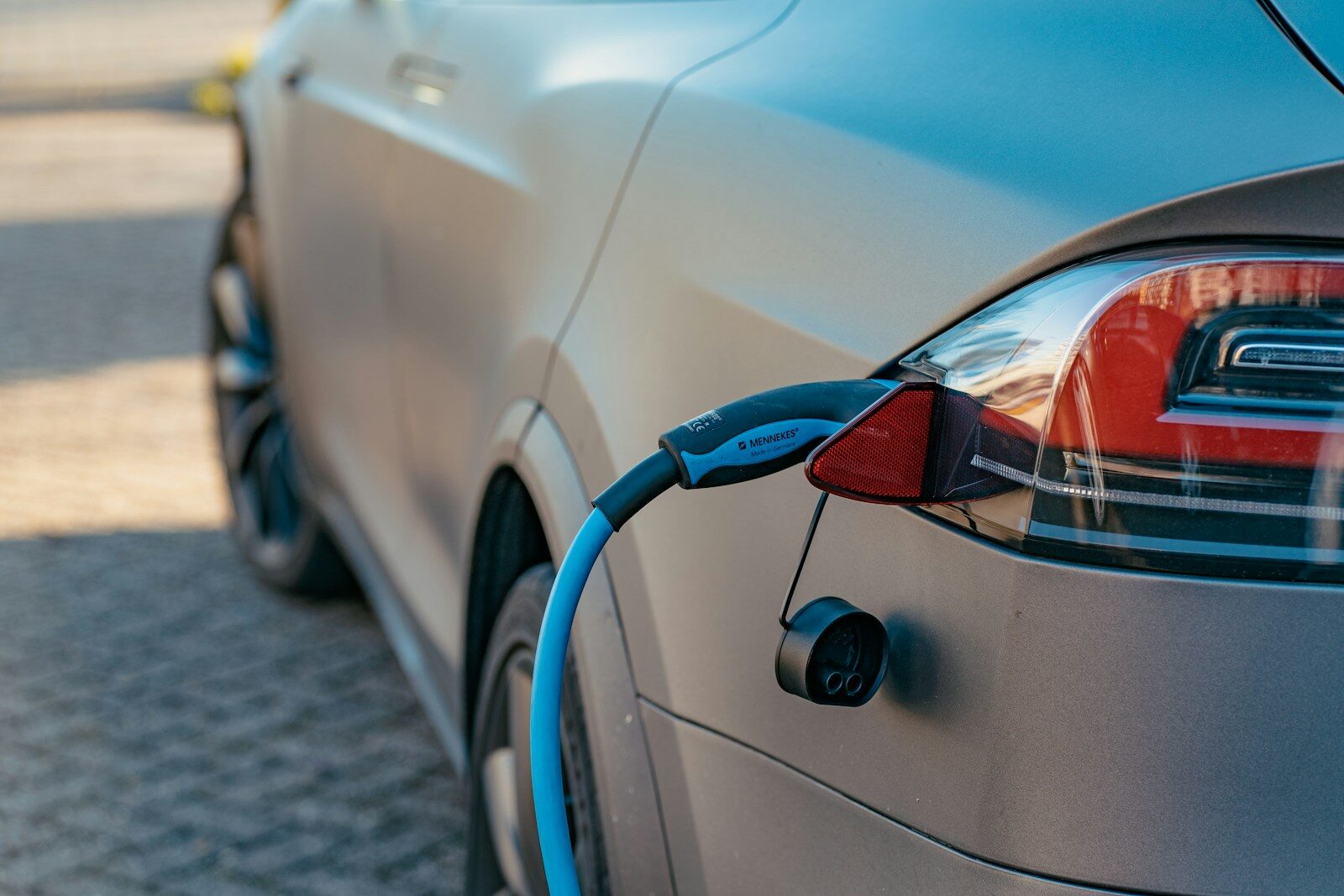 Choisir entre voiture électrique ou hybride pour un mariage écoresponsable