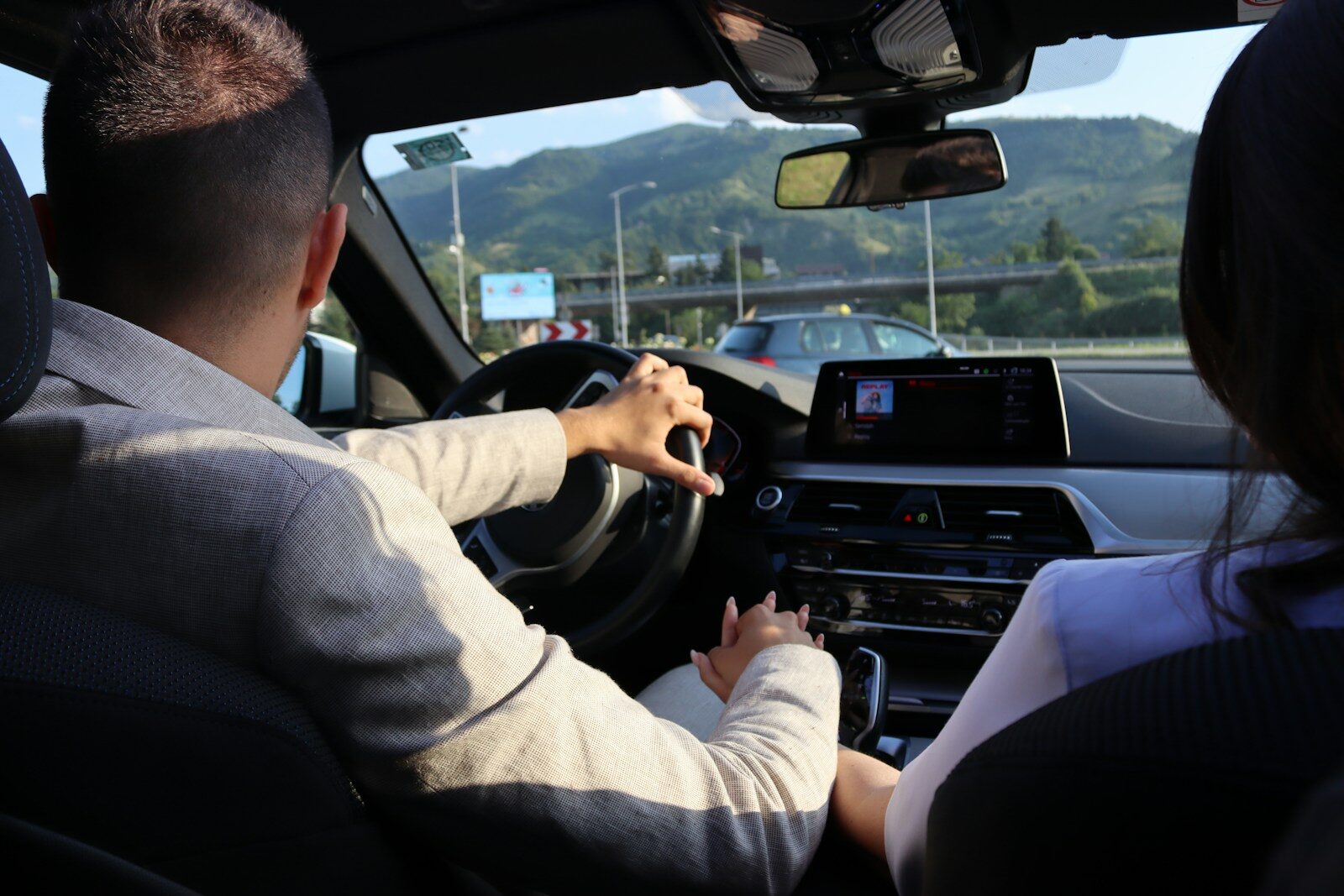 Choisir un chauffeur pour sa voiture de mariage : professionnel ou proche ?