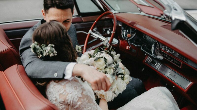 Voiture de luxe pour un mariage : prestige ou sobriété pour créer un souvenir inoubliabl