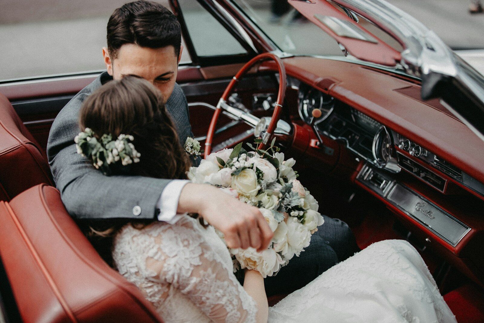 Voiture de luxe pour un mariage : prestige ou sobriété pour créer un souvenir inoubliabl